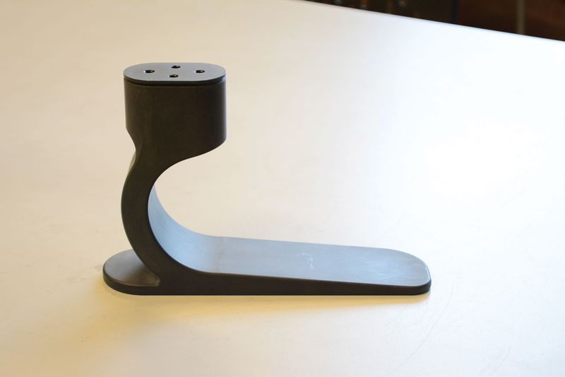 Un prototype de pied prothétique monobloc à faible coût en nylon.