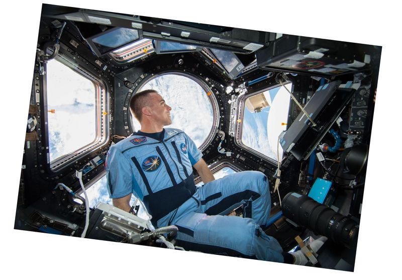 Une image de Chris Cassidy dans un vaisseau spatial