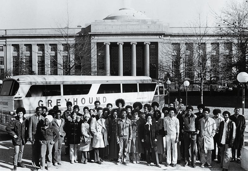 Schwarz-Weiß-Foto einer Studentengruppe vor dem MIT Dome