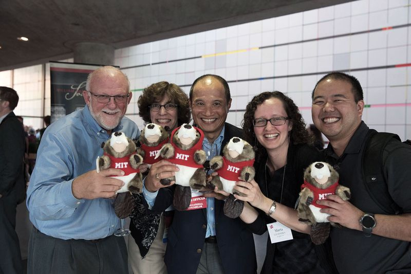 Photo de bénévoles tenant des peluches castor