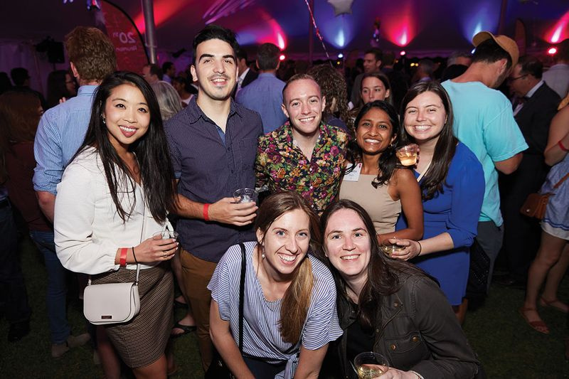Ein ganzer Tag wird gekrönt, indem man mit Freunden bei der Pops Encore After-Party in einem festlich beleuchteten Zelt am Kresge Oval abhängt.