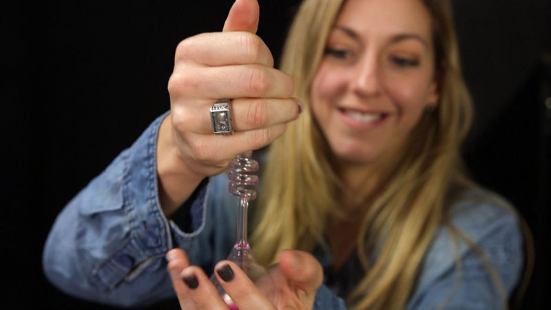 Dianna Cowern utilisant une chaudière à main
