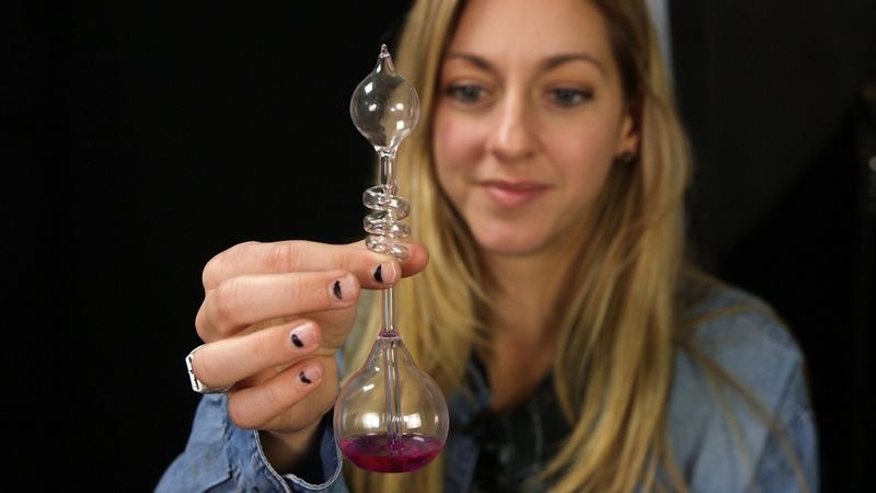 Dianna Cowern utilisant une chaudière à main