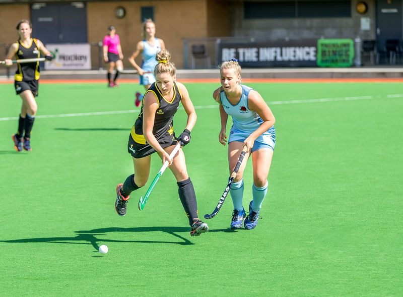 Femmes jouant au hockey sur gazon