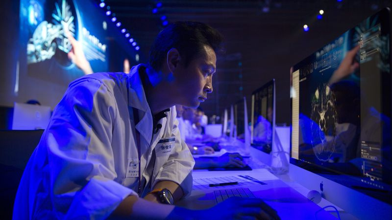 Un médecin examine une image par résonance magnétique d