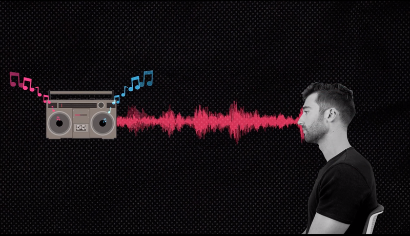 Un homme écoutant de la musique à la radio