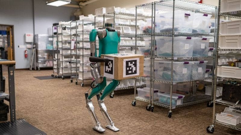 Dvounohý robot držící balíček