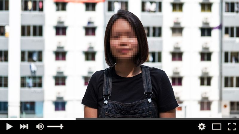 Femme en vidéo avec le visage flou