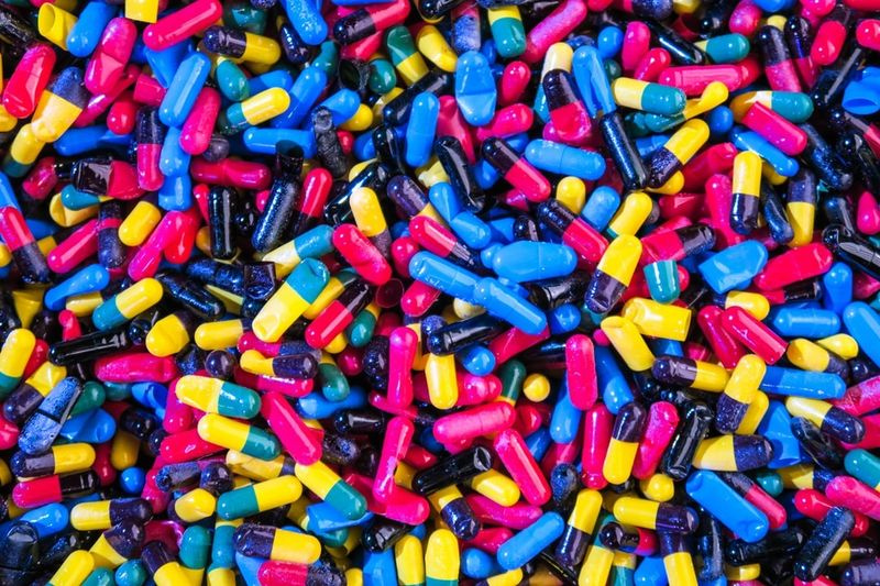 Une image de pilules aux couleurs vives