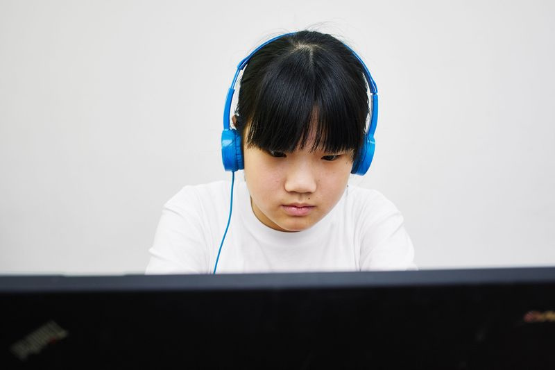 Étudiant portant des écouteurs et regardant un écran d
