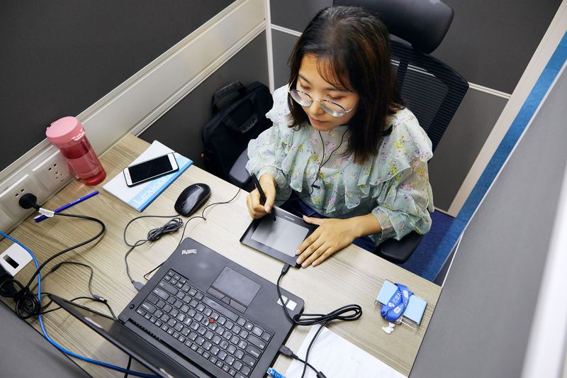 Une femme travaillant sur un ordinateur portable