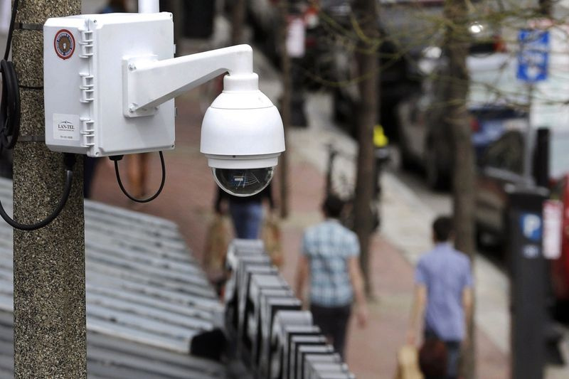 Sur cette photo du 14 avril 2014, une caméra de surveillance est fixée à un lampadaire le long de Boylston Street à Boston. Le conseil municipal de Boston a voté à l