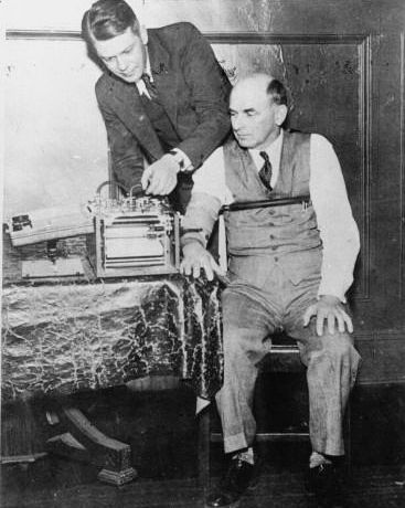 Deutsch: Die amerikanische Erfinderin Leonarde Keeler (1903-1949) testet ihren Lügendetektor an Dr. Kohler, einem ehemaligen Zeugen der Anklage im Prozess gegen Bruno Hauptmann.