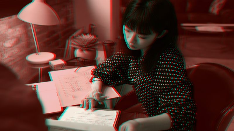 femme préparant un CV pour ATS