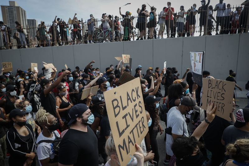 Demonstranten marschieren nach dem Tod von George Floyd auf der Brooklyn Bridge in New York. Staatliche Gesetzgeber in den USA überdenken die Kompromisse der Gesichtserkennungstechnologie angesichts von Bedenken hinsichtlich Bürgerrechten und rassistischer Voreingenommenheit. Beschwerden über falsche Identifizierungen während der Proteste gegen die Ermordung von Floyd veranlassten Amazon, Microsoft und IBM, den Verkauf ihrer Gesichtserkennungssoftware an die Polizei auszusetzen.
