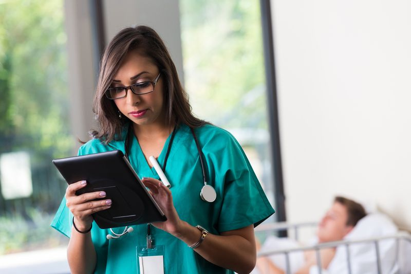 Der Arzt überprüft die Patientenbewertung auf dem iPad