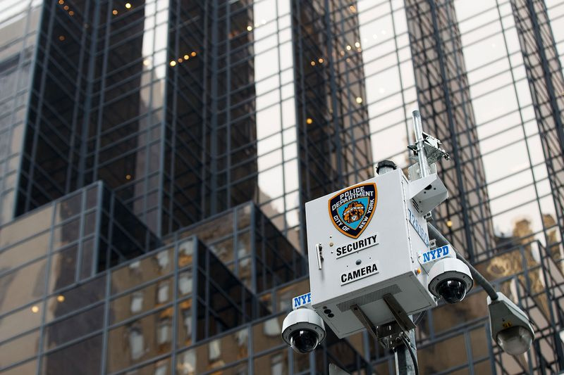 Boîtier de caméra de sécurité NYPD devant la Trump Tower