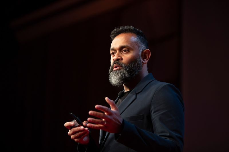 Photo de Ganesh Bell parlant à EmTech 2018