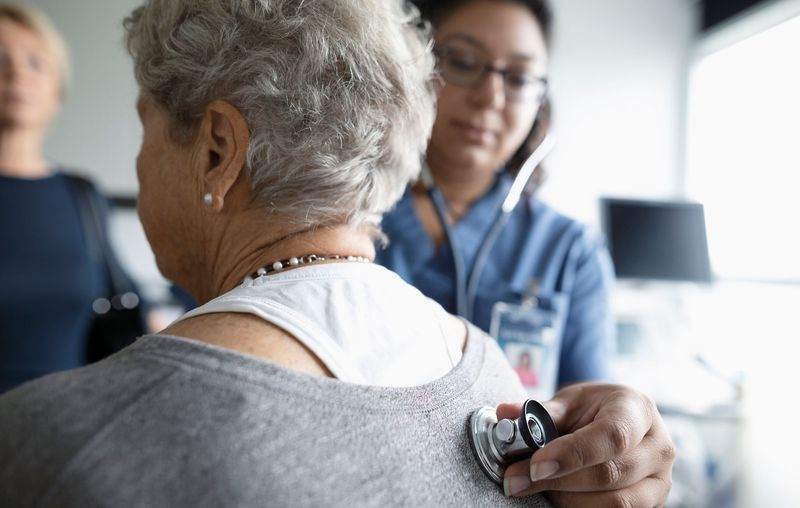 Un professionnel de la santé vérifie un patient