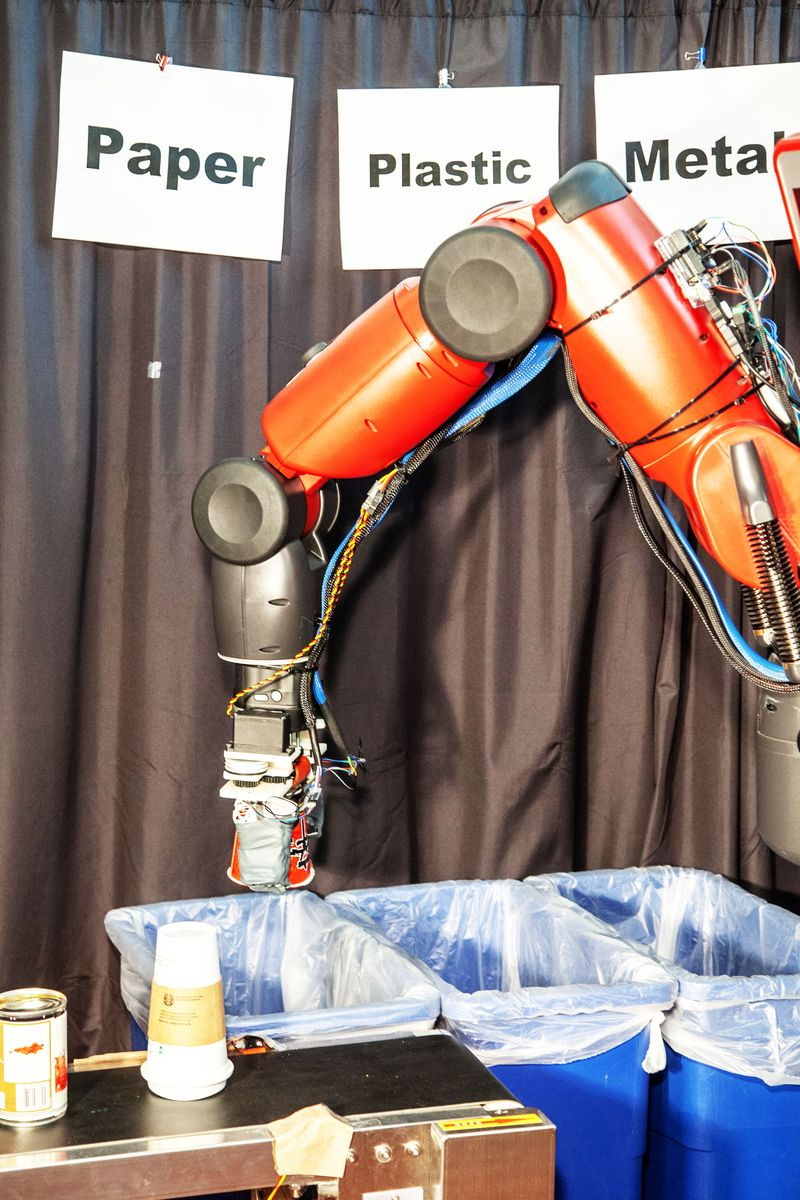Bild eines Recycling-Roboters, der verschiedene Gegenstände in Behälter sortiert