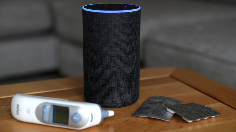 Un Amazon Echo avec des tablettes et une sonde de température à côté