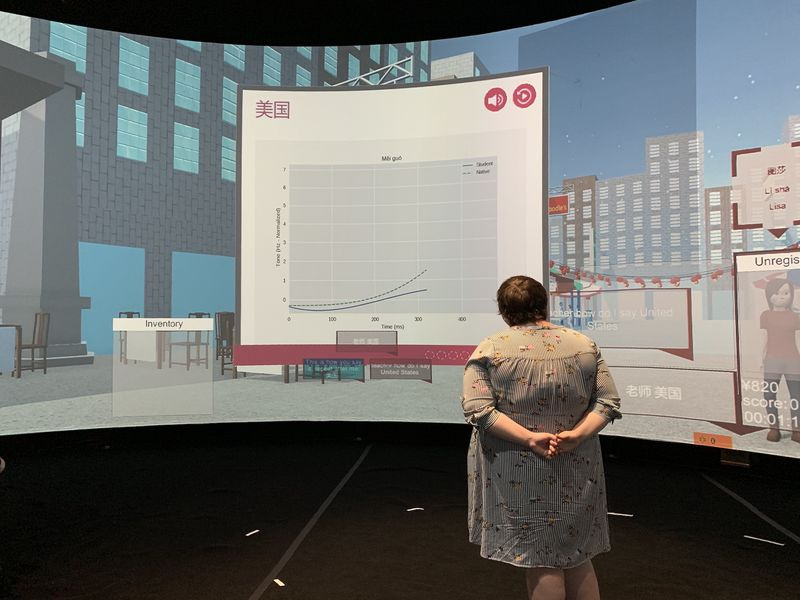 Ein Bild der Umgebung, das einer Schülerin visuelles Feedback zu ihrer Aussprache gibt.