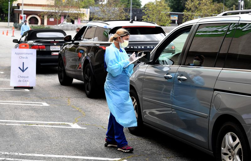 Une file de voitures en attente de tests covid-19 à Los Angeles