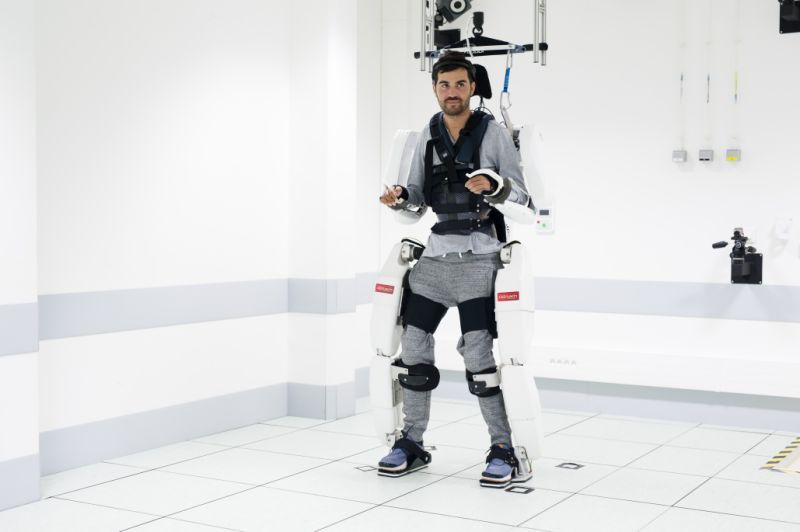 Mann im Exosketeton