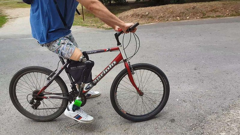 Ein Mann mit einer Beinprothese fährt Fahrrad