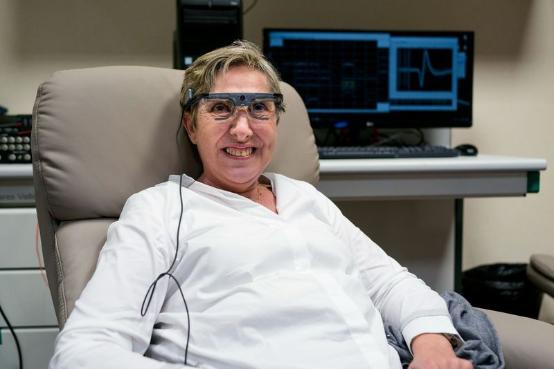 Bernardeta Gómez portant les lunettes avec les caméras qui ont aidé à restaurer sa vision.