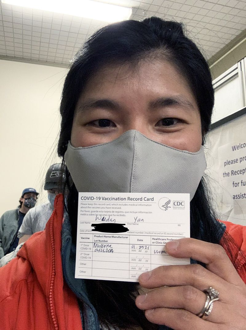 Foto von Wudan Yan mit ihrem Impfpass
