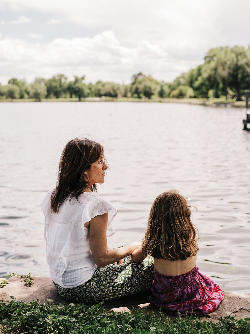 Photographie de Michele Krumper et de sa fille assises au bord d