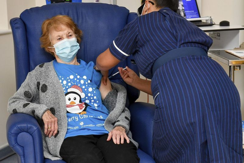 Die 90-jährige Margaret Keenan, die erste Patientin in Großbritannien, die einen Covid-19-Impfstoff erhielt.