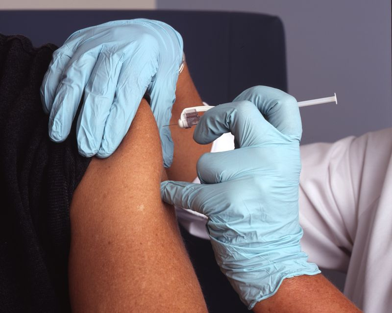 Krankenschwester verabreicht einen Impfstoff