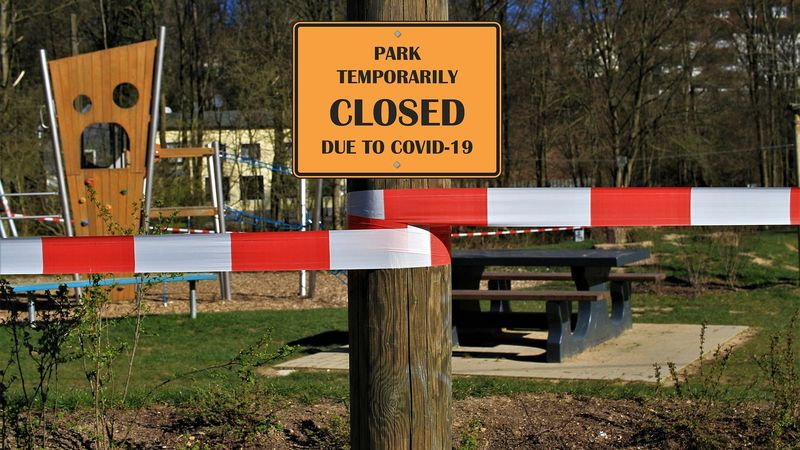 Cedule s nápisem, že park je kvůli pandemii uzavřen