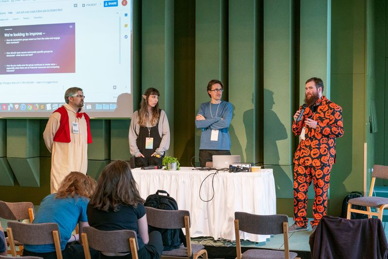 Photo de quatre conférenciers à Devcon