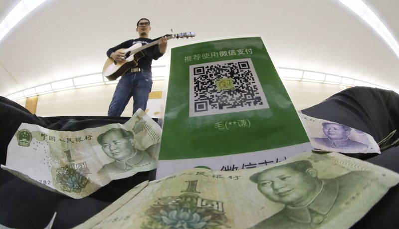 Un musicien de rue prend WeChat Pay