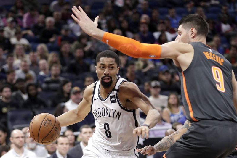 Brooklyn Nets Guard Spencer Dinwiddie dribbelt an einem Verteidiger vorbei.