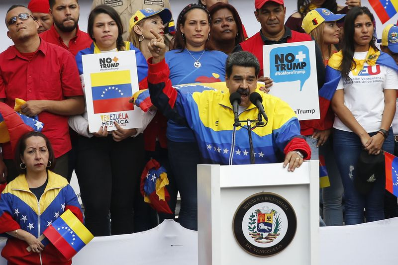 Der venezolanische Präsident Nicolas Maduro spricht bei einer Kundgebung vor einer Menschenmenge, in der er die US-Sanktionen verurteilt.