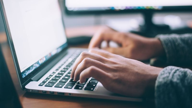 Une personne naviguant sur Internet sur un ordinateur portable