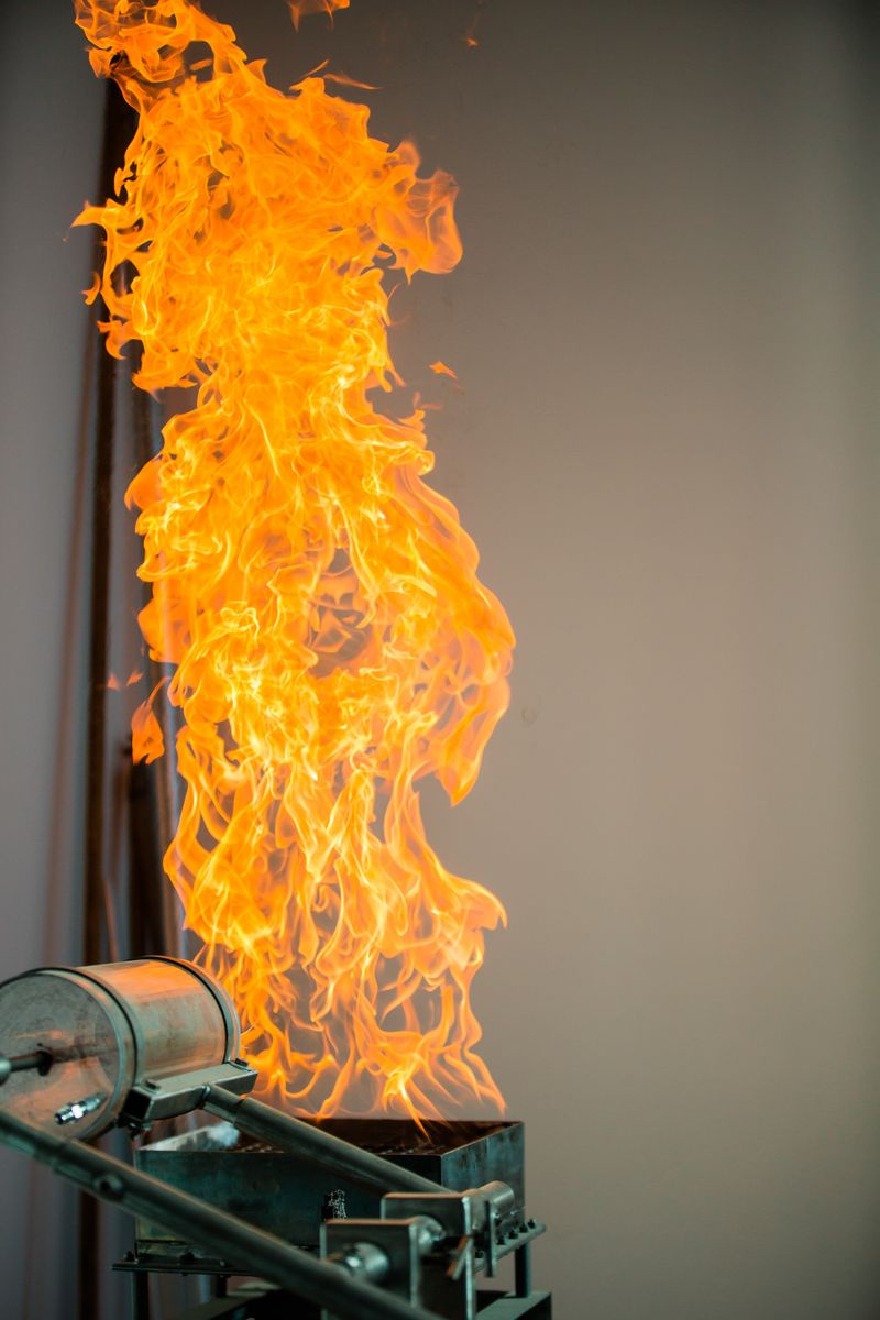 Foto eines brennenden Feuers im Hibachi