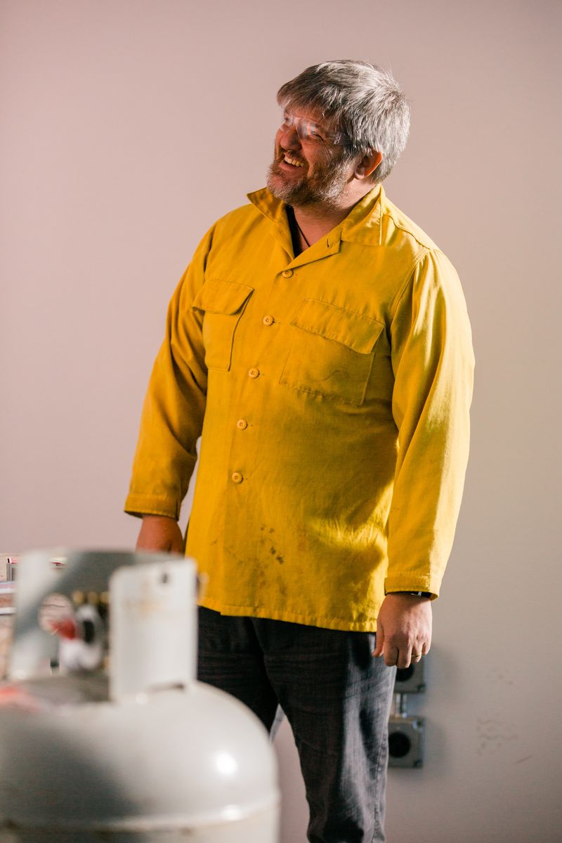 Foto von Matt, wie er das Feuer im Hibachi brennen sieht.
