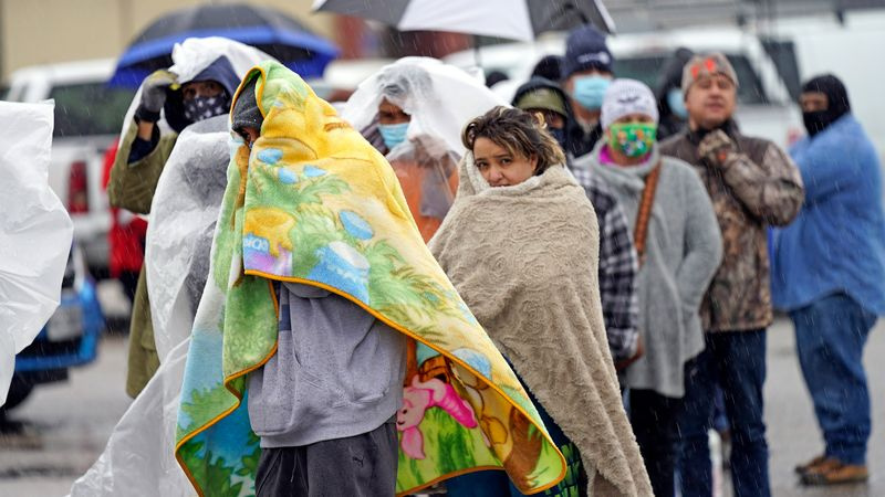 Les Texans font la queue pour les fournitures d