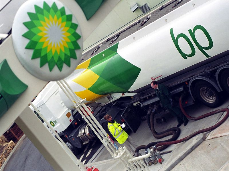 Ein Tankwagen von BP betankt.