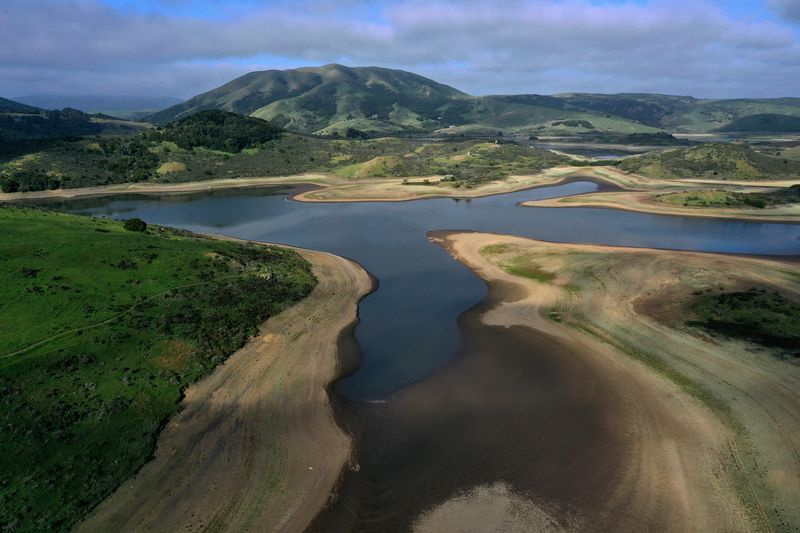 Am Nicasio-Stausee sind niedrige Wasserstände sichtbar