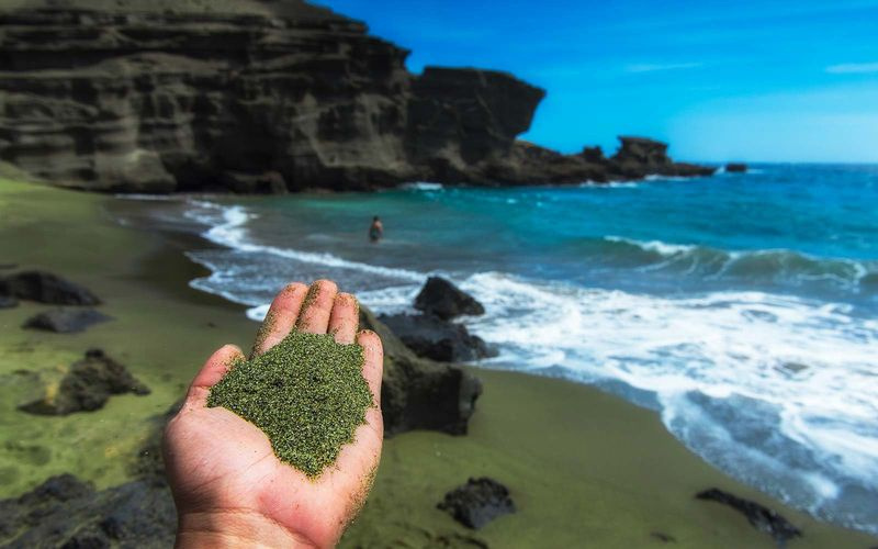 grüner Sandstrand mit Nahaufnahme von Sand