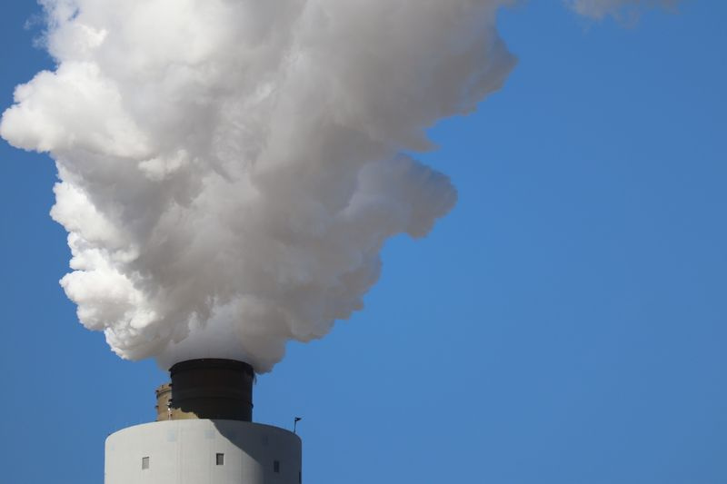 Une cheminée dégageant du gaz