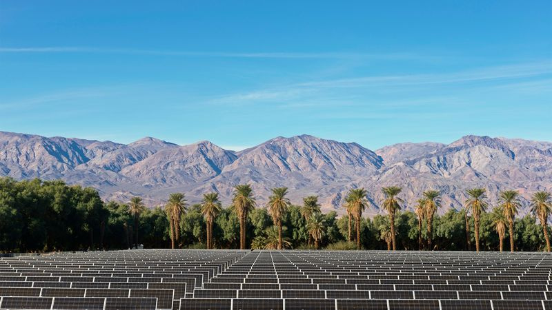 USA, Kalifornie, solární farma v Death Valley