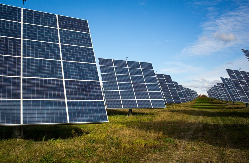 Eine Reihe von 366 Solar-Tracking-Geräten stehen in einem Feld 31. Oktober 2014 in South Burlington, Vermont. Das Unternehmen Claire Solar Partners, LLC, ein Unternehmen aus Vermont, installierte den 2,2-Megawatt-Tracker-Solarpark auf einem 30 Hektar großen landwirtschaftlichen Grundstück, das im September 2014 ans Netz ging. Die in China hergestellten Module und die in Vermont hergestellten Solareinheiten werden produziert genug Strom, um etwa 400 Wohnhäuser mit Strom zu versorgen.