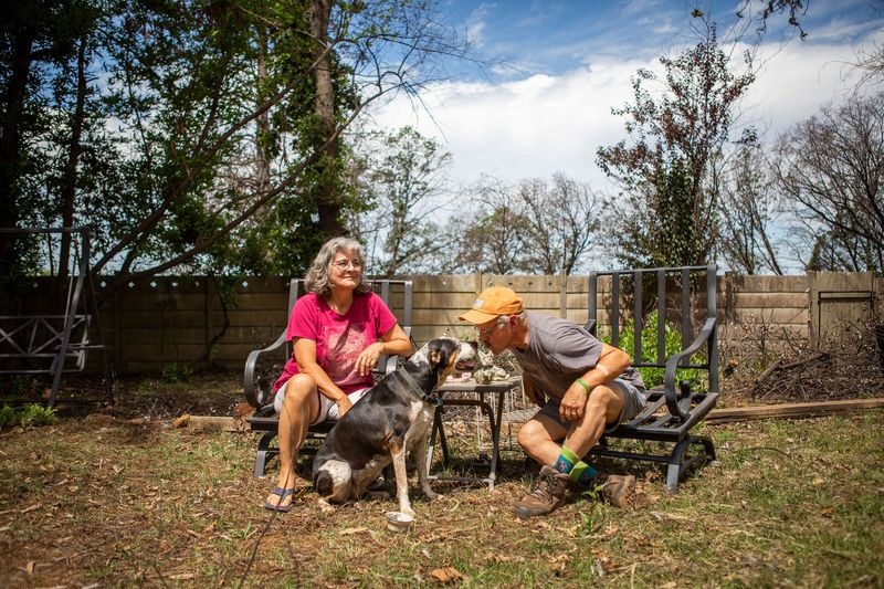 Foto von Gloria Rodgers, Jim Umenhofer und ihrem Hund Rita